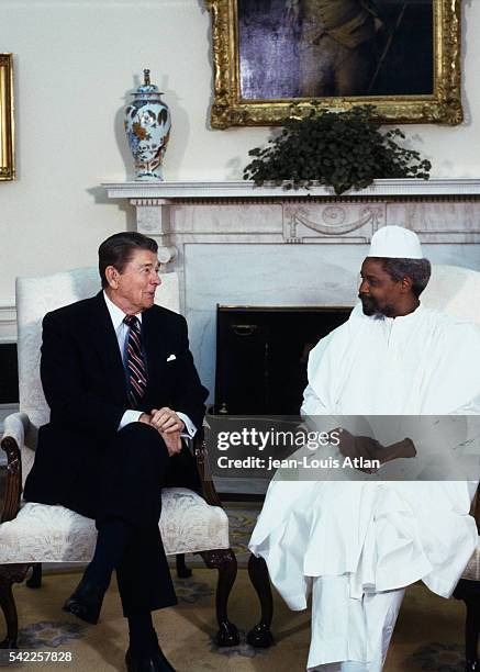American President Ronald Reagan welcomes the President of Chad, Hissen Habre, to the White House during his official visit to the United States.