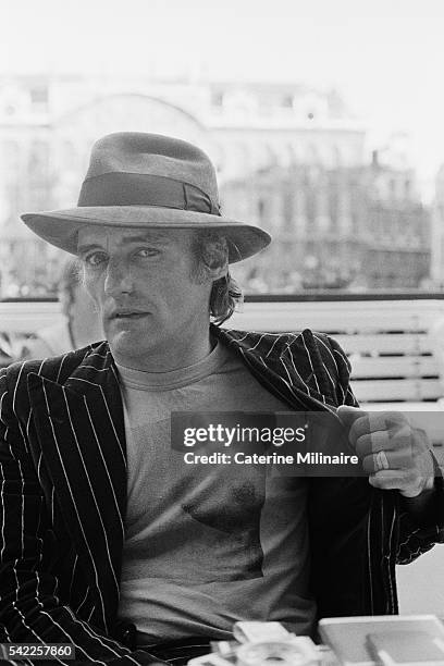 American actor Dennis Hopper on the set of Flesh Color written and directed by Belgian Fran?ois Weyergans.