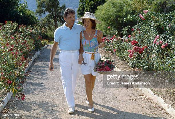 French singer Sacha Distel on holiday with his wife Francine at their house in Le Rayol on the French Riviera. | Location: Le Rayol, Var, France.