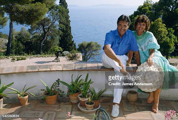 French singer Sacha Distel on holiday with his wife Francine in their house at Le Rayol on the French Riviera. | Location: Le Rayol, Var, France.