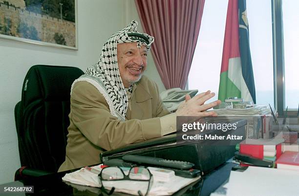 YASSER ARAFAT WITH HIS FAMILY IN GAZA