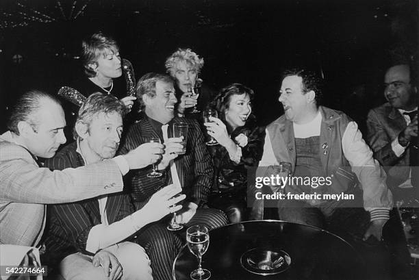 Guy Marchand, Serge Gainsbourg, Jean-Paul Belmondo and Coluche surrounding singer Carlos Sotto Mayor for the launch of her album.