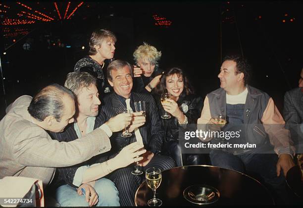 Guy Marchand, Serge Gainsbourg, Jean-Paul Belmondo and Coluche surrounding singer Carlos Sotto Mayor for the launch of her album.