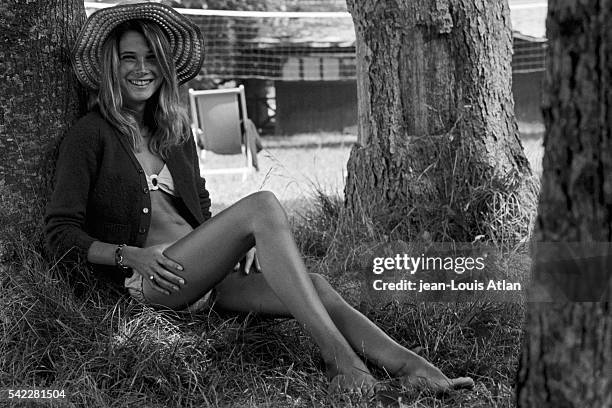 French actress Laurence de Monaghan on set of the movie Le Genou de Claire, directed by Eric Rohmer.