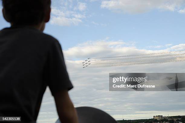 silhouette von junge schaut an kämpfer flugzeuge während airshow - canadian forces snowbirds stock-fotos und bilder
