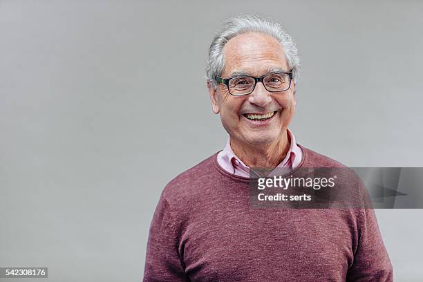porträt von einem lächelnden senior geschäftsmann - männer über 40 stock-fotos und bilder