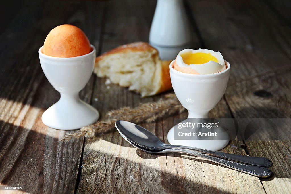 Кушает яички. Подставка для яиц всмятку. Яйца всмятку. Яйца всмятку на завтрак. Завтрак с вареными яйцами.