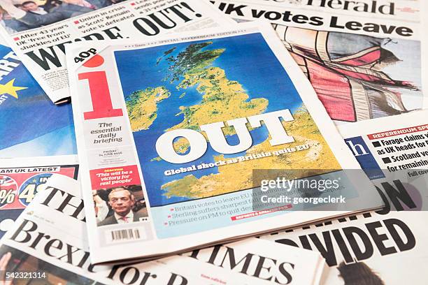 british newspaper frontpages following brexit vote result - brexit stockfoto's en -beelden