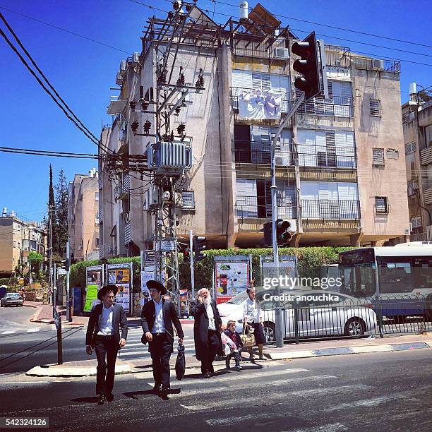 pessoas no bnei brakcity in israel ruas, israel - bnei brak imagens e fotografias de stock