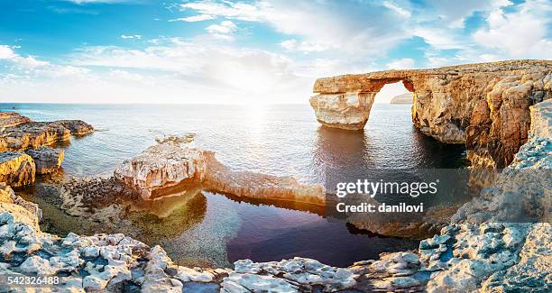 janela azul no pôr-do-sol, malta - malta - fotografias e filmes do acervo