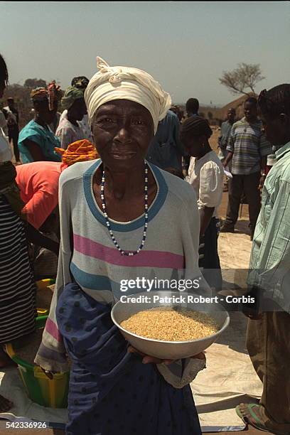 Distribution of food to the Sierra-Leonean refugee-s in Mongo in the region known as the 'Parrot's beak/le bec de perroquet.'