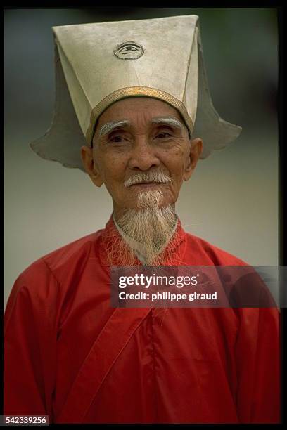 Tunniques Rouges Colomb Cao Dai Priests Photos and Premium High Res Pictures - Getty Images