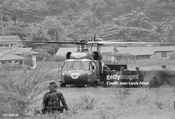 Evacuation of an injured American soldier of the 82nd Airborne on the second day of the US invasion of Grenada. | Location: Grenada.