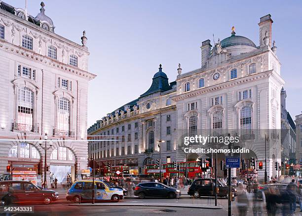 bustling streets in london piccadilly circus - piccadilly circus stock-fotos und bilder