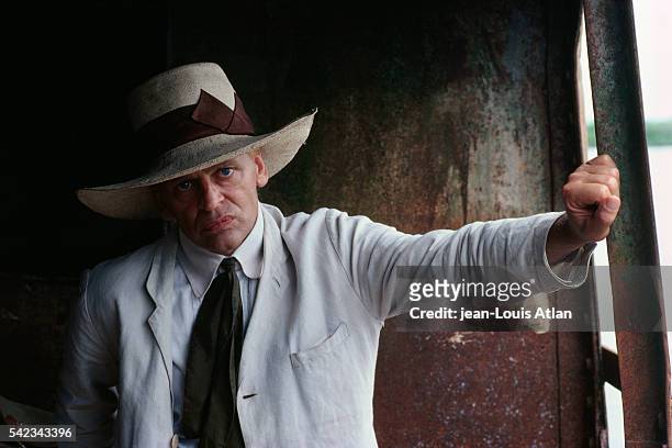 Lead actor Klaus Kinski on the movie set of Fitzcarraldo, directed by Werner Herzog, on location in Peru. | Location: Peru.