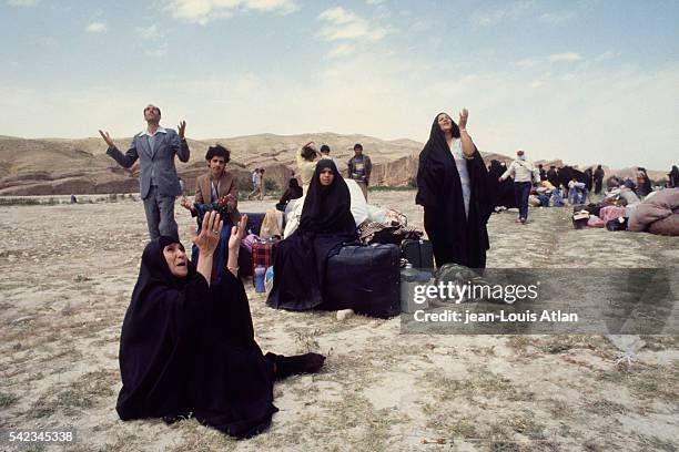 Pro-Khomeini Shiite Iraqis flee Iraq for refuge in Iran.