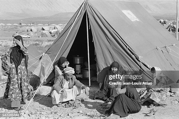 Pro-Khomeini Shiite Iraqis flee Iraq for refuge in Iran.