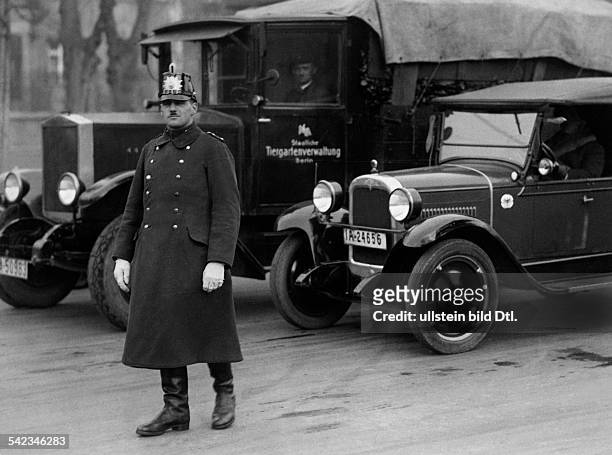 Germany, Berlin: policeman controlling the traffic - 1929- Photographer: Herbert Hoffmann