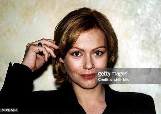 1966Schauspielerin, Unternehmerin; D- Porträt, mit den Fingern im Haar- November 1998