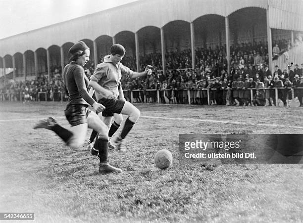 Fussballspiel zwischen einer belgischen und französischen Frauenmannschaft in Paris1929