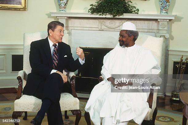 American President Ronald Reagan welcomes the President of Chad, Hissen Habre, to the White House during his official visit to the United States.