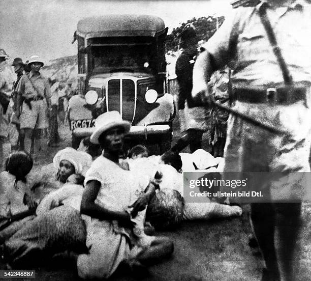 Demonstration against the British colonial rule. Demonstrators are blocking a road in Rangoon - 1939 - photographer: Wolfgang Weber