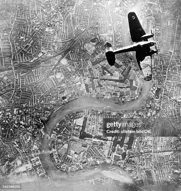 Air War: Battle of Britain : German bomber He-111 above India-Docks, London