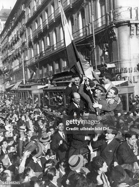 Spain Madrid : After the proclamation of the republic and the municipal elections that were won by the Republicans: an officer with the flag of the...