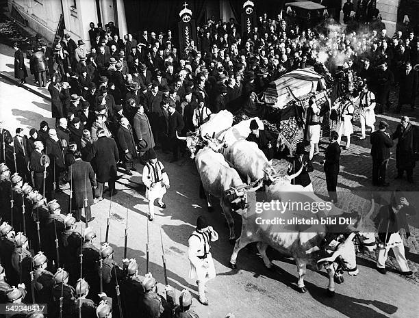 Begräbnis in Bukarest. Der Sarg eines wohlhabenden rumänischen Grundbesitzers wird von sechs Ochsen auf einem Bauernwagen gezogen.1935