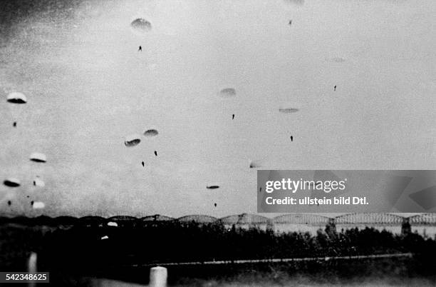 Theatre of war, Campaign in the west10.05.- - invasion of Holland: German paratroopers parchuting near the Meuse bridge at Moerdijk.10. May 1940