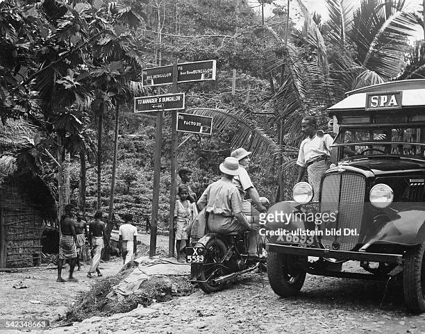 Auf einer Teeplantage in Ceylon; Tee wird mit Lastwagen auf neuen, von den Planatgenbesitzern gebauten Strassen transportiert- veröffentlicht in...