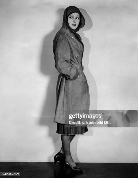 Corinne Griffith in einem Sportdressaus Wildleder, ebenfalls als Regen-Kleidung zu verwenden.erschienen 1930