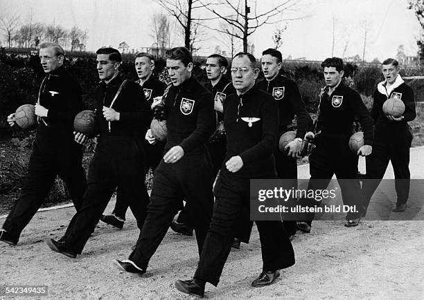 Die Spieler der deutschen Nationalmannschaft im Trainingslager auf dem Reichssportfeld, welches der Vorbereitung auf das Spiel gegen Italien...