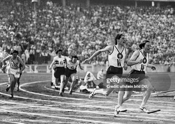 Identisch mit Spiele 1936 in Berlin- Staffellauf: die deutsche Staffelmannschaft derFrauen verliert auf der Zielgeraden den Staffelstab- August 1936