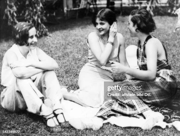 Maria von Alvensleben, Frau Dr. AchazDuisberg, Ursula LiedtkeFoto