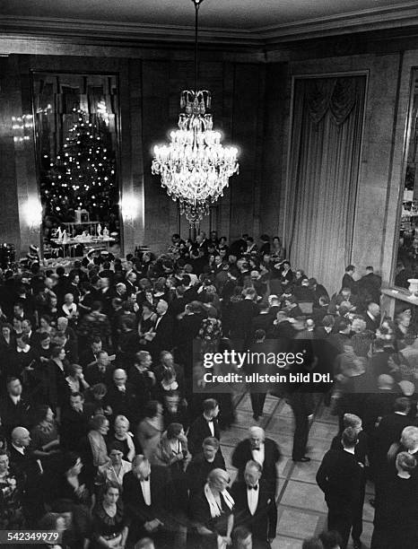 Opera house Deutsches Opernhaus Berlin, the audience in the foyer- Photographer: Max Ehlert- Published by: Hier Berlin 3/1939Vintage property of...