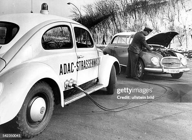 Deutschland, Berlin: Verkehrswacht:- Pannenhilfe: Pkw der ADAC - Strassenwacht leistet mit Überbrückungskabel Starthilfe- 1963