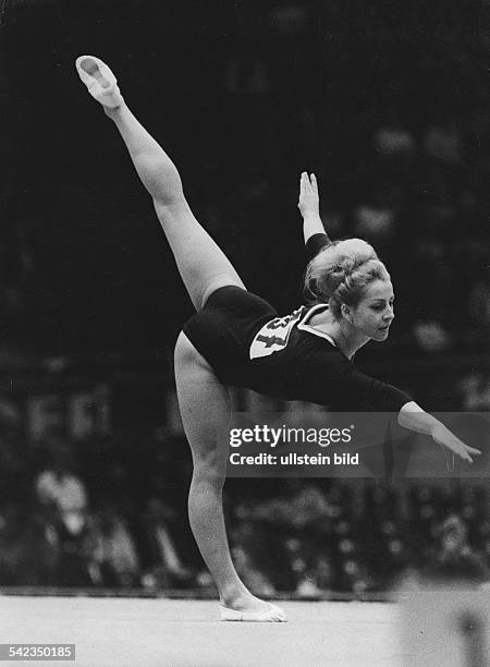 Kunstturnen, Boden:- Olympiasiegerin Vera Caslavska in Aktion- 1968