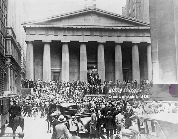 New York, "Black Thursday" : People gathering at Wall Street in front of the New York Stock Exchange - October 25, 1929