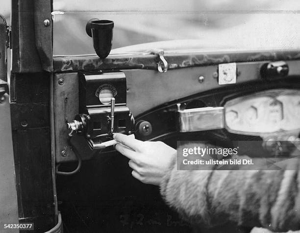 Luxury cars Cigarette dispenser with automatic cigarette lighter - undated, probably 1931 - Photographer: Atelier Martin Badekow - Published by: 'Die...