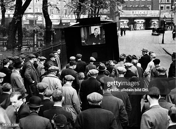 London:Passanten hoeren ueber Lautsprecher eineRede Chamberlains- 1938