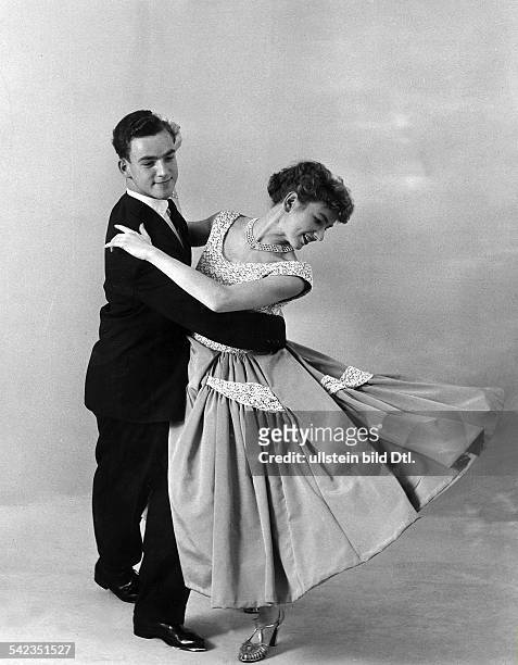 Ballroom dancing Dancing the Cha-Cha-Cha - 1956 - Vintage property of ullstein bild