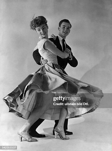 Ballroom dancing Dancing the Cha-Cha-Cha - 1956 - Vintage property of ullstein bild