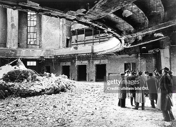 Einsturz der Kuppel der Synagoge in der Berliner Prinzregentenstrasse 69-70 kurz vor der geplanten Sprengung- April 1958