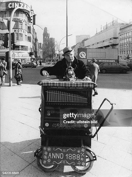 Leierkastenmann am Kurfürstendamm in Berlin; Drehorgel , Hersteller: Bacigulapo, Berlin- 1981