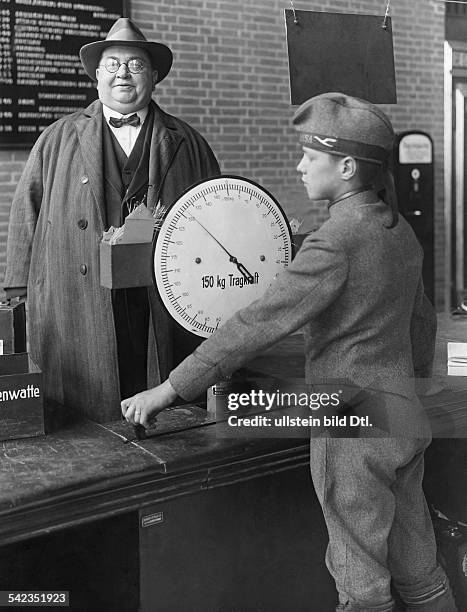 Scenes at Tempelhof Airport in the 1920ies Weighing a passenger - 1928 - Vintage property of ullstein bild