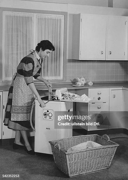 Junge Frau mit einer AEG-Waschmaschine1955
