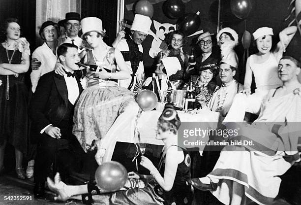 Fancy dress parties Group of people celebrating mardi gras at 'Kroll's' - 1929 - Vintage property of ullstein bild