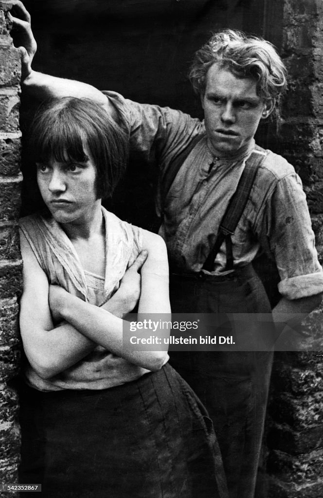 Great Britain England London: Two teenagers from the poverty-stricken borough of Whitechapel - 1932 - Photographer: Alfred Eisenstaedt - Published by: 'Koralle' 25/1939 Vintage property of ullstein bild