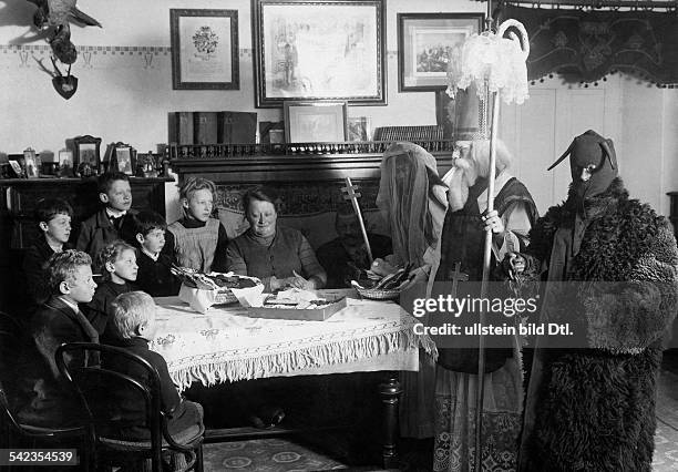 Sankt Nikolaus mit dem Engel und dem'Krampus' Teufel in 'Deutsch-Tirol'- 1928